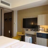 43インチ4Kテレビ、ティーテーブル、ボトルウォーター