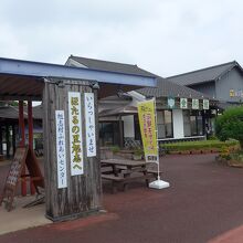 物産館と食彩館の建物風景