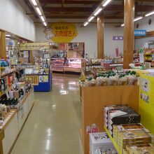 物産館は広々として沢山の商品が取り扱いされています