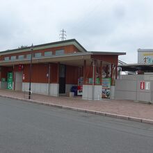 駐車場の場所にあるトイレ施設