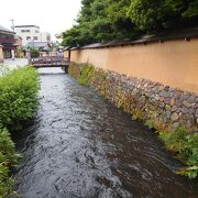 武家屋敷跡界隈に流れる