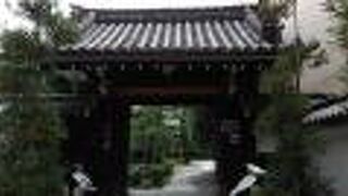 門前のバイクが残念