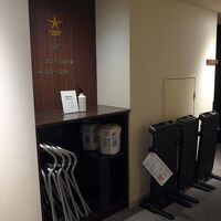 エレベーター前にはズボンプレスの貸し出しもしています