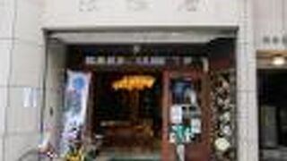 店内の照明器具も扇型のデザイン