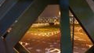 楕円形の巨大な歩道橋