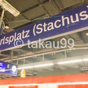 ミュンヘン中心部のカールスプラッツの地下にある駅でＳバーンとＵバーンが通っています。