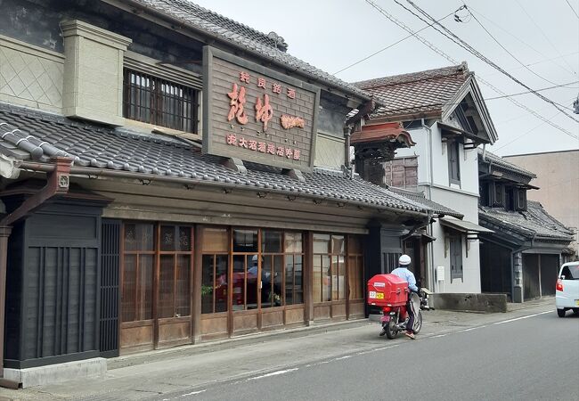 紅花で栄えた江戸時代からの店蔵が並ぶ町