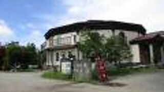 モダンなコンサートホールです。