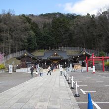 奥にそびえる信夫山