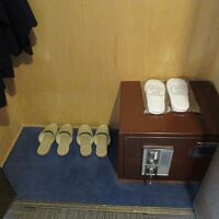 金庫や使い捨てのスリッパも用意されています。