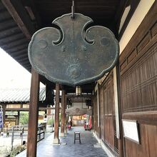 朝と昼の食事と朝課の時に打つ雲版。青銅製。