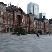 風格ある首都東京の顔にふさわしい大規模な駅前広場です！