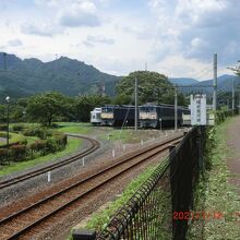 この辺までが線路脇を歩きます