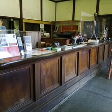 １階はカウンターがあり、銀行の雰囲気