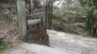 お墓からさらに奥