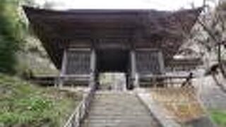 立石寺参道にある八脚門