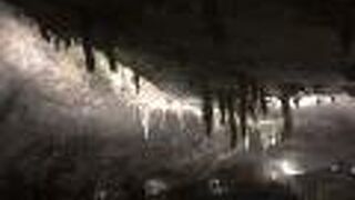 天井からぶら下がる鍾乳石