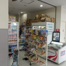 朝早くから売店が開いていました