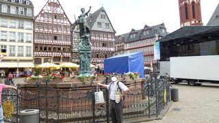 フランクフルト観光は左手に天秤を持ち、右手に剣を持った姿で立っている“正義の女神の噴水”からスタートする。