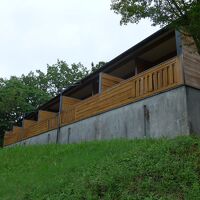 長屋風のロッジ棟、外塀側に露天風呂があります