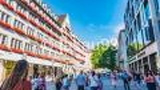 白い壁のクラシカルな外観が特徴的な建物です。