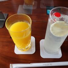 カフェで利用　フレッシュオレンジジュースと檸檬スカッシュ