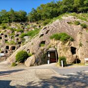 斜面に開いた無数の横穴は古墳時代後期の横穴墓群