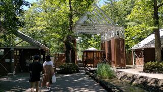 軽井沢の塩沢湖畔に広がる自然と文化のミュージアム