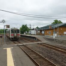 釧路駅圧の電車が出発。駅舎は線路を渡った向こう側。