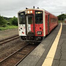 釧路駅行きの電車が来た。この時間は同時に両方向の電車が出る。