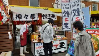 自分で海鮮BBQが出来る広場も有り。この朝市が立つのは基本的に日・祝日の午前中という点にご注意を