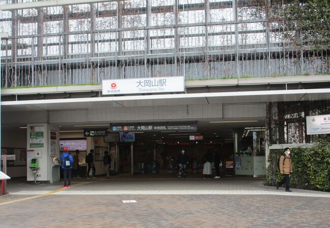 大岡山駅は、東京工業大学大岡山キャンパスの最寄り駅で、隣の緑が丘駅と奥沢駅とを結ぶ線路は、両側を東京工業大学の敷地に挟まれる形で通っています。