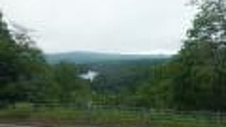 森の中にちょろっと見える湖