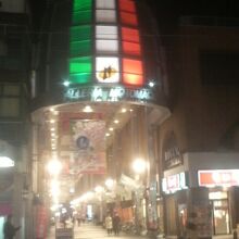 イタリアの三色旗をイメージしたアーケード街入口