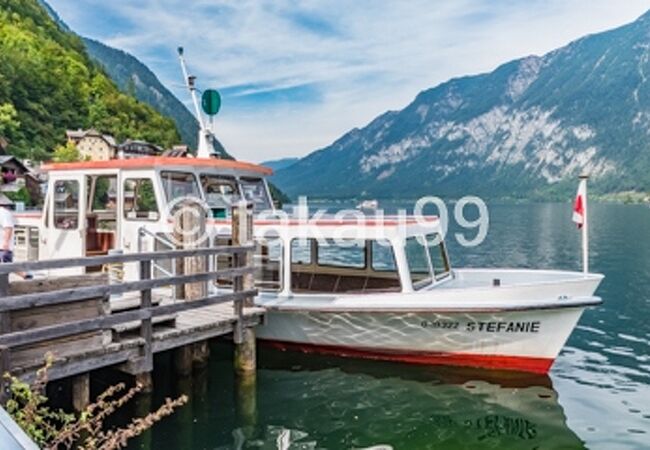 ハルシュタットの町と対岸のＯＢＢ（オーストリア連邦鉄道）のハルシュタット駅の間にはハルシュタット湖連絡船の運航があります。