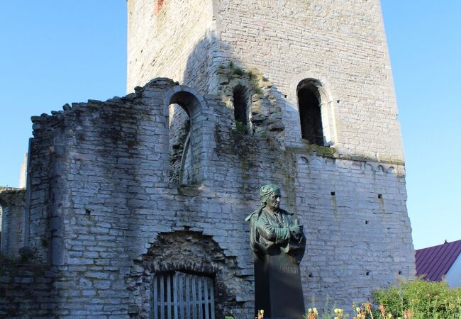 廃墟の横には小さな公園があります。