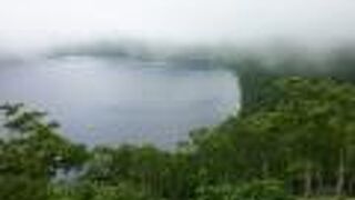 摩周湖の霧ならよく見えた。売店とトイレがあるので安心な展望台