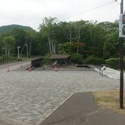 街中の道路沿いににありました