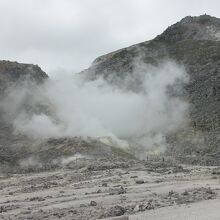 水蒸気とともに硫黄の匂いも押し寄せます