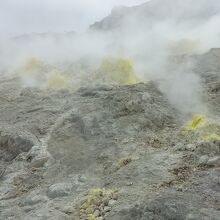 吹き出し口は硫黄で黄色くなってます。すごい迫力！