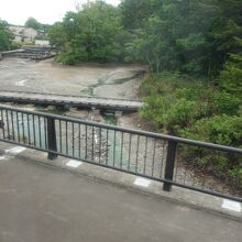 公園は湯の川まで続いています