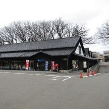 山居倉庫の外観