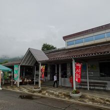 売店などが入る建物