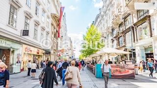 両側にブランドショップなどが建ち並ぶ賑やかな通りです。