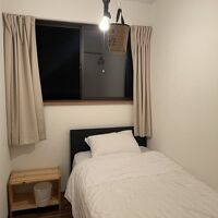 ベッドがあるだけの部屋。寝る前にカーテン閉め忘れ注意