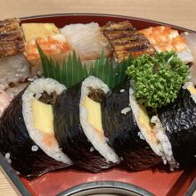 大阪寿司、店内で食べられます。