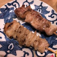 ホルモンと鶏モモの串焼き