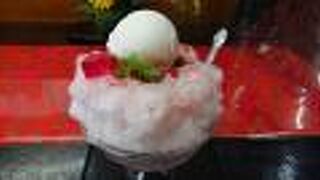かき氷（苺シロップ味）を注文