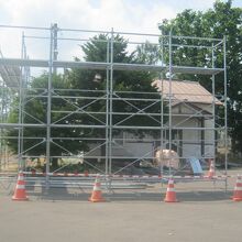 解体のための囲み部材設置作業中の旧新十津川駅舎の様子