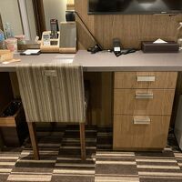 デスクも大画面のテレビも揃っています